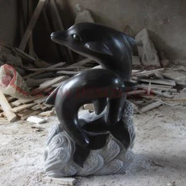 Skulptura od crne granitne ribe