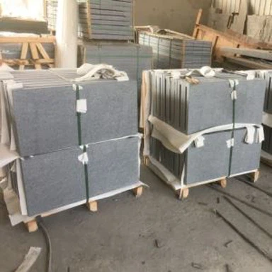 Snalaženje u bazenu Ken Black Granite