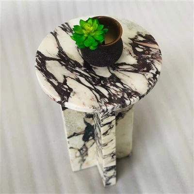 Mali mramorni stolić